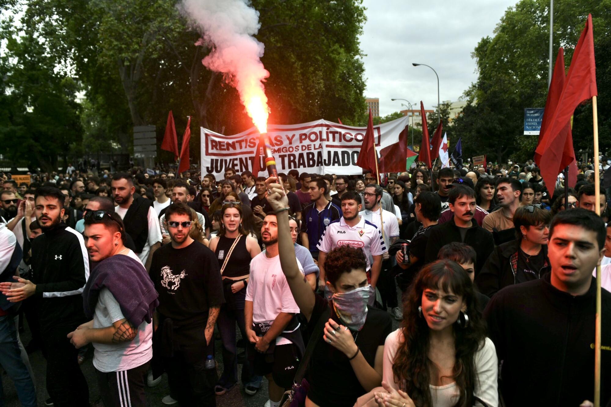 Decenas de miles de personas tomaron Madrid el 13 de octubre de 2024 para protestar por la falta de medidas para contener los precios del alquiler. - 7
